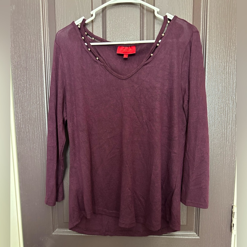 Jennifer Lopez maroon knit top with cutout detail at the neck Size Large